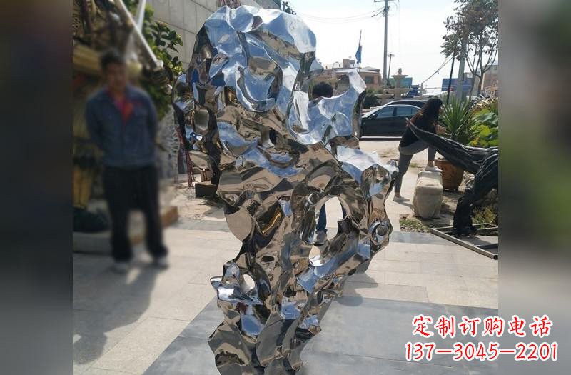 信阳太湖石雕塑——点缀不锈钢公园