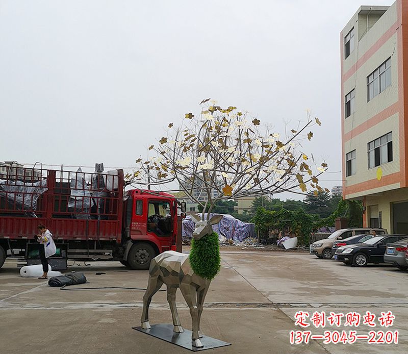 信阳不锈钢公园的梅花鹿雕塑