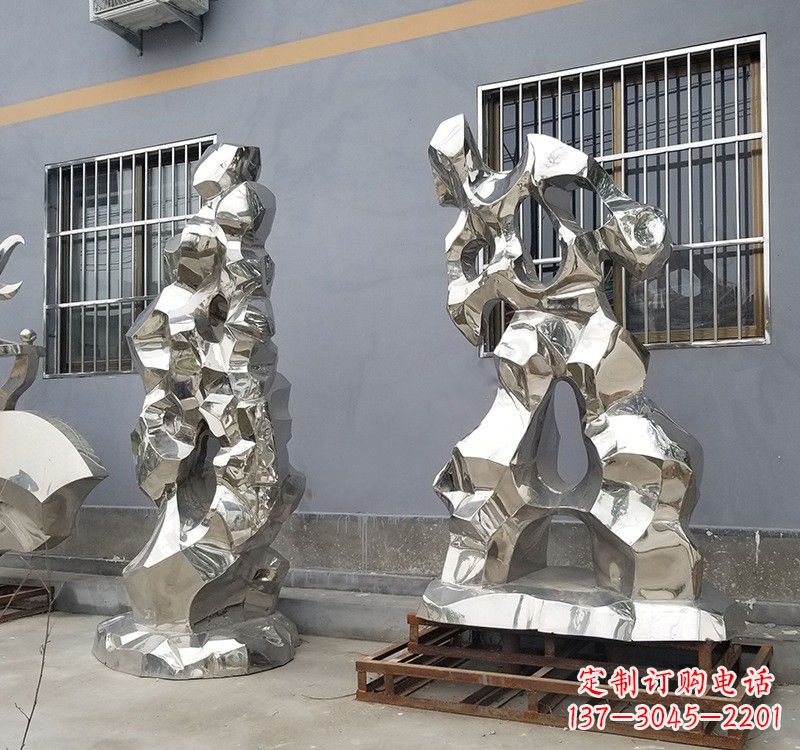信阳太湖石雕塑精美的艺术品