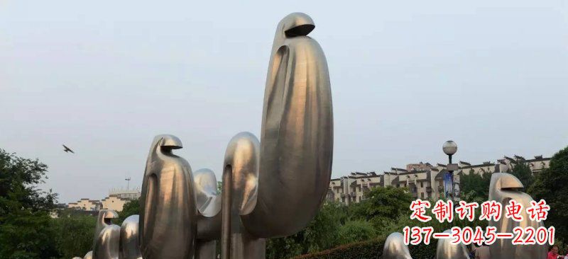 信阳不锈钢广场上的骆驼雕塑