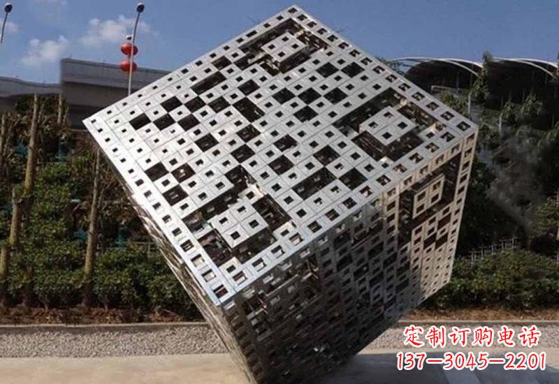 信阳不锈钢广场上的魔方雕塑
