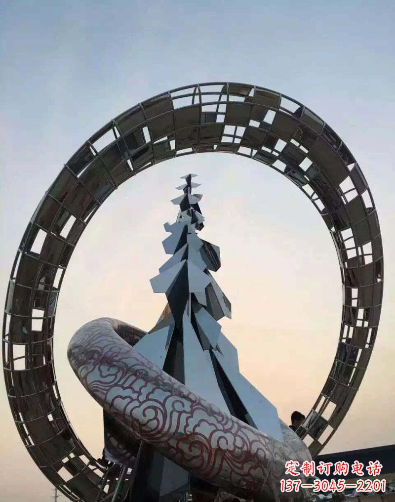 信阳不锈钢广场上的松树雕塑