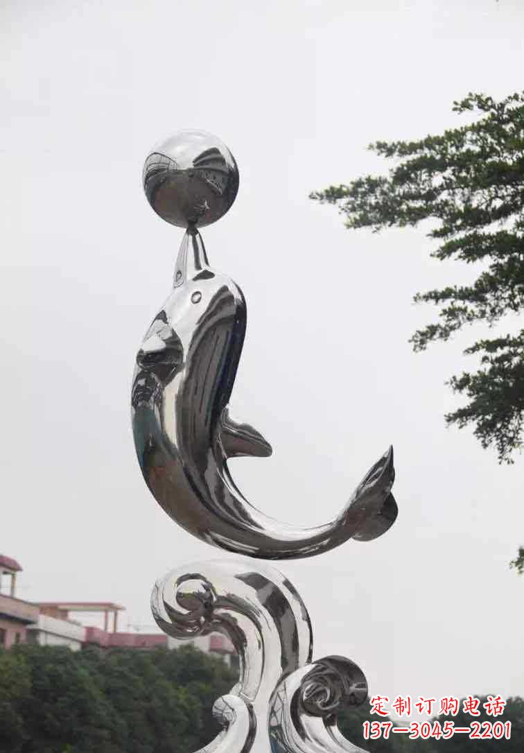信阳海豚雕塑增添不锈钢广场的魅力