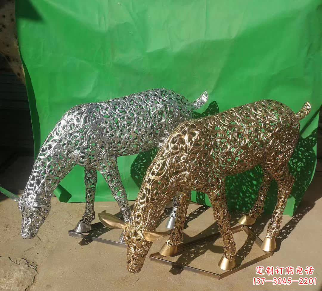 信阳不锈钢广场上的梅花鹿雕塑