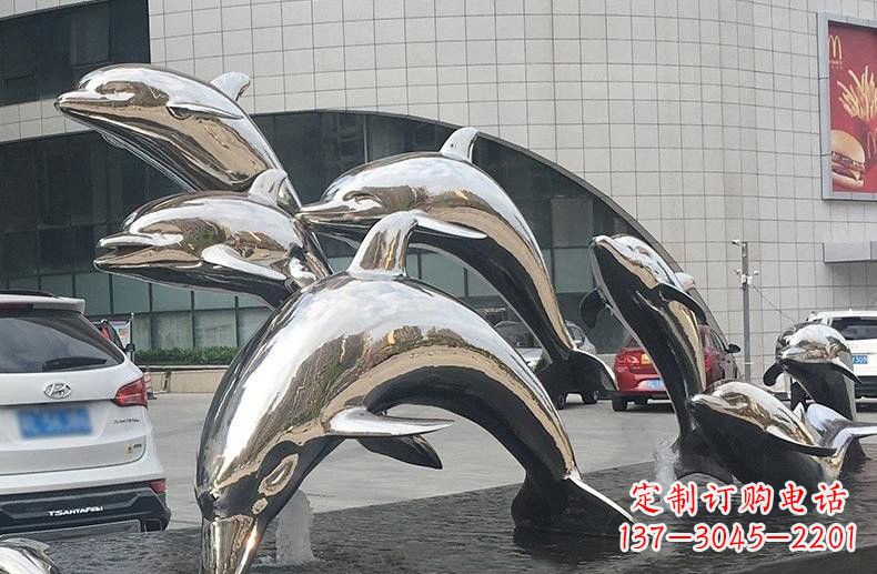 信阳海豚雕塑——不锈钢广场上的跳跃动态