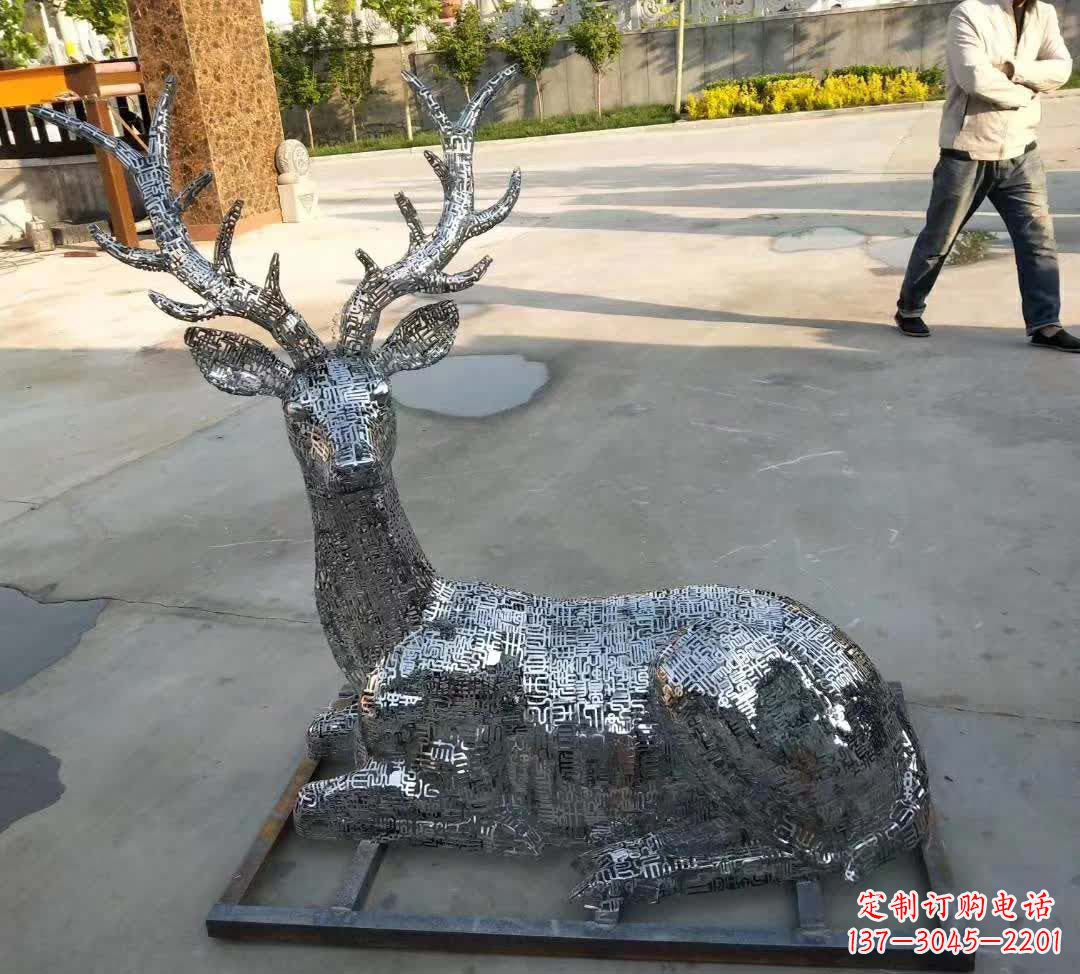 信阳梅花鹿雕塑点缀不锈钢广场星空