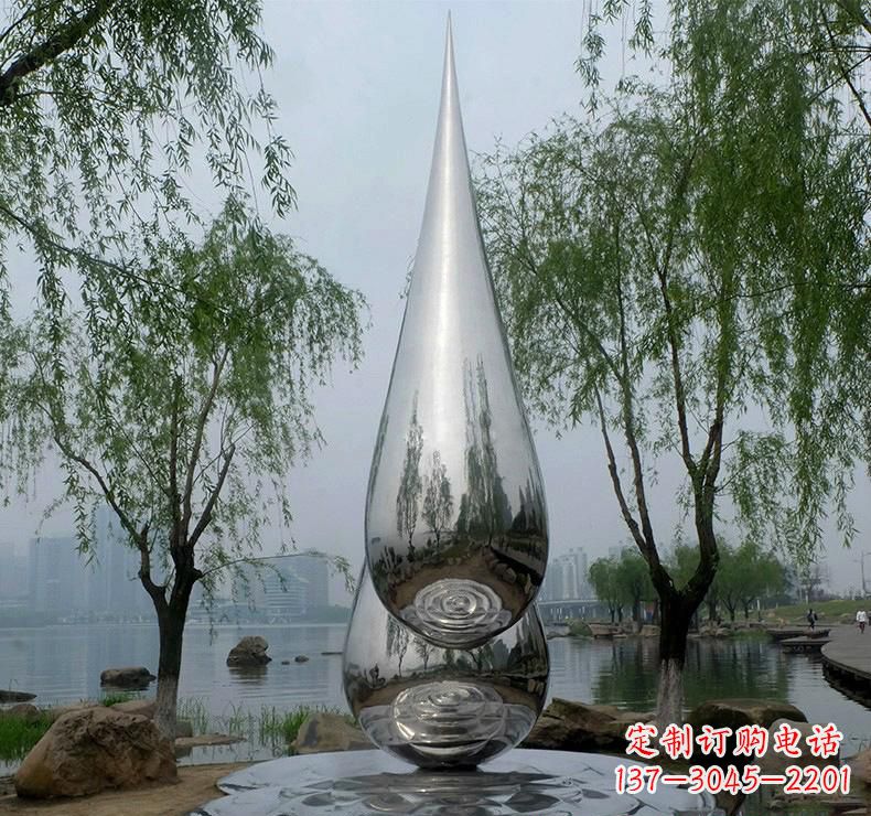 信阳不锈钢广场的水滴雕塑