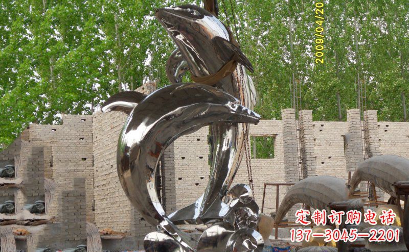 信阳海豚之美不锈钢海边雕塑