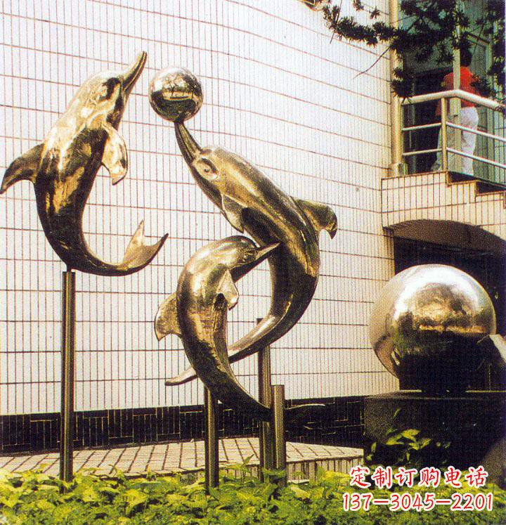 信阳海豚跃动的校园雕塑