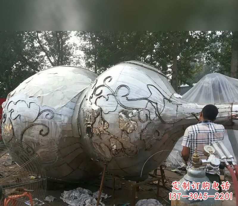 信阳不锈钢葫芦雕塑精美绝伦
