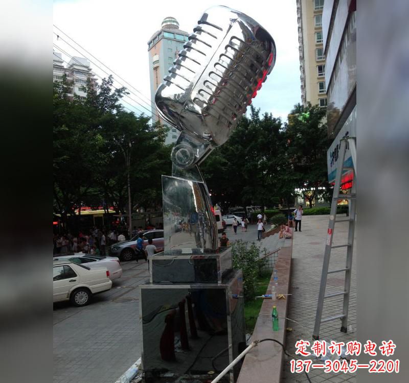 信阳不锈钢话筒雕塑高贵而又精致