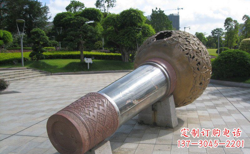 信阳“铸就记忆的不锈钢话筒雕塑”