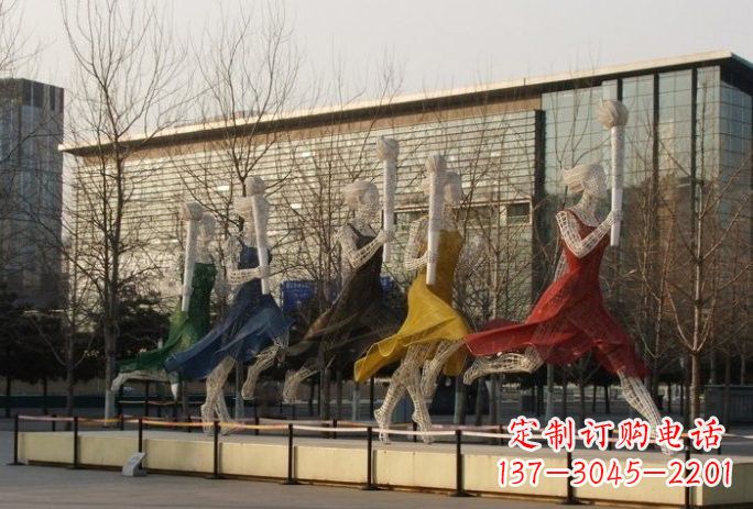 信阳不锈钢火炬手雕塑象征着永恒的精神