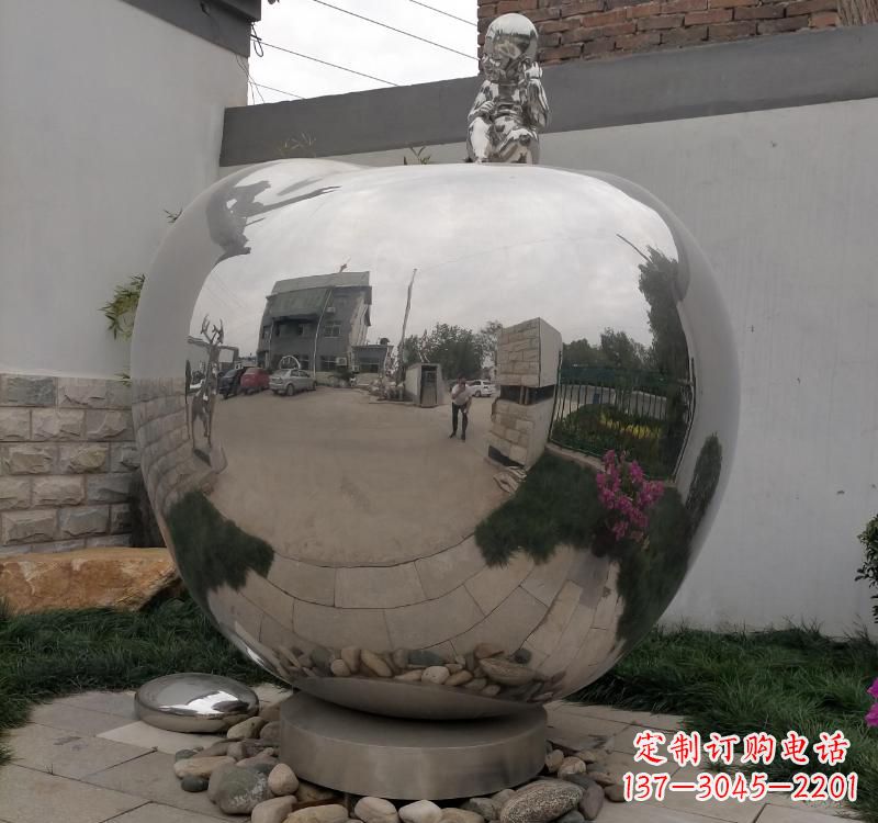 信阳不锈钢金色苹果雕塑古典与现代的结合