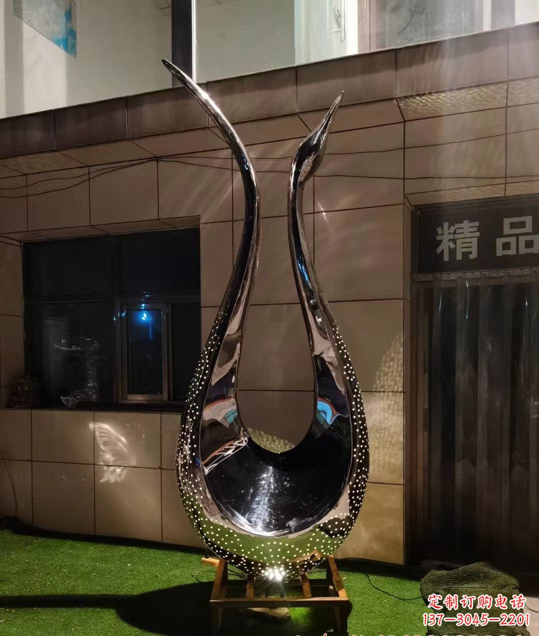 信阳不锈钢镜面天鹅雕塑——象征着美丽与坚强
