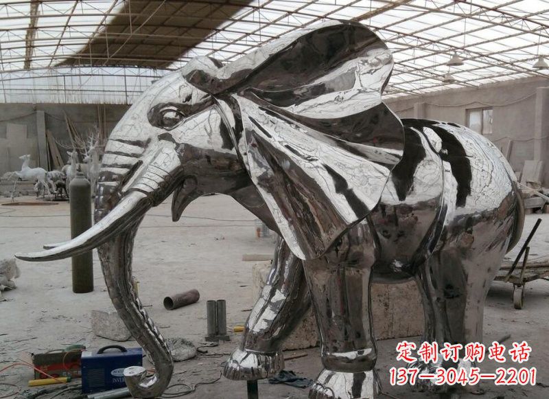 信阳不锈钢镜面大象雕塑——独特的艺术精品