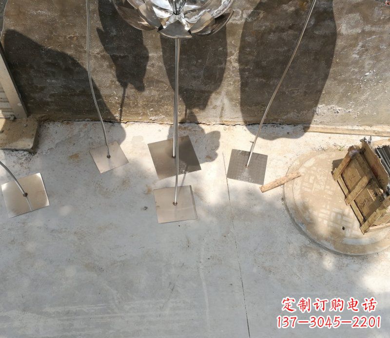 信阳不锈钢荷叶雕塑给大厅带来精致优雅