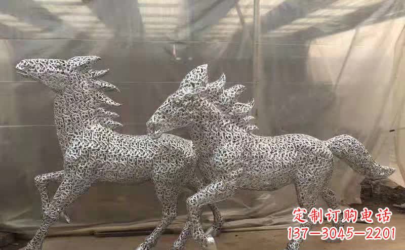 信阳不锈钢马雕塑精美而又富有动感