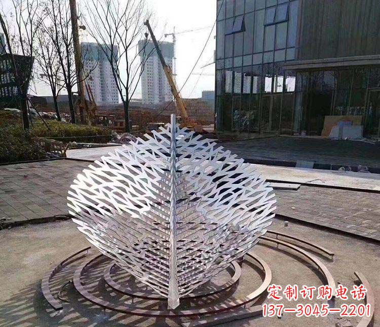信阳不锈钢镂空树叶雕塑精美雕刻的艺术
