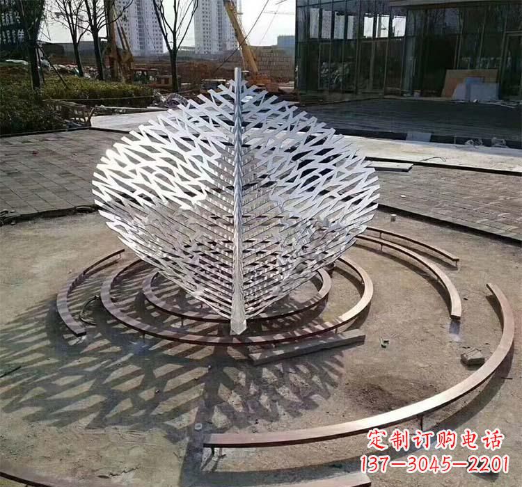信阳不锈钢镂空树叶雕塑——给环境带来美丽