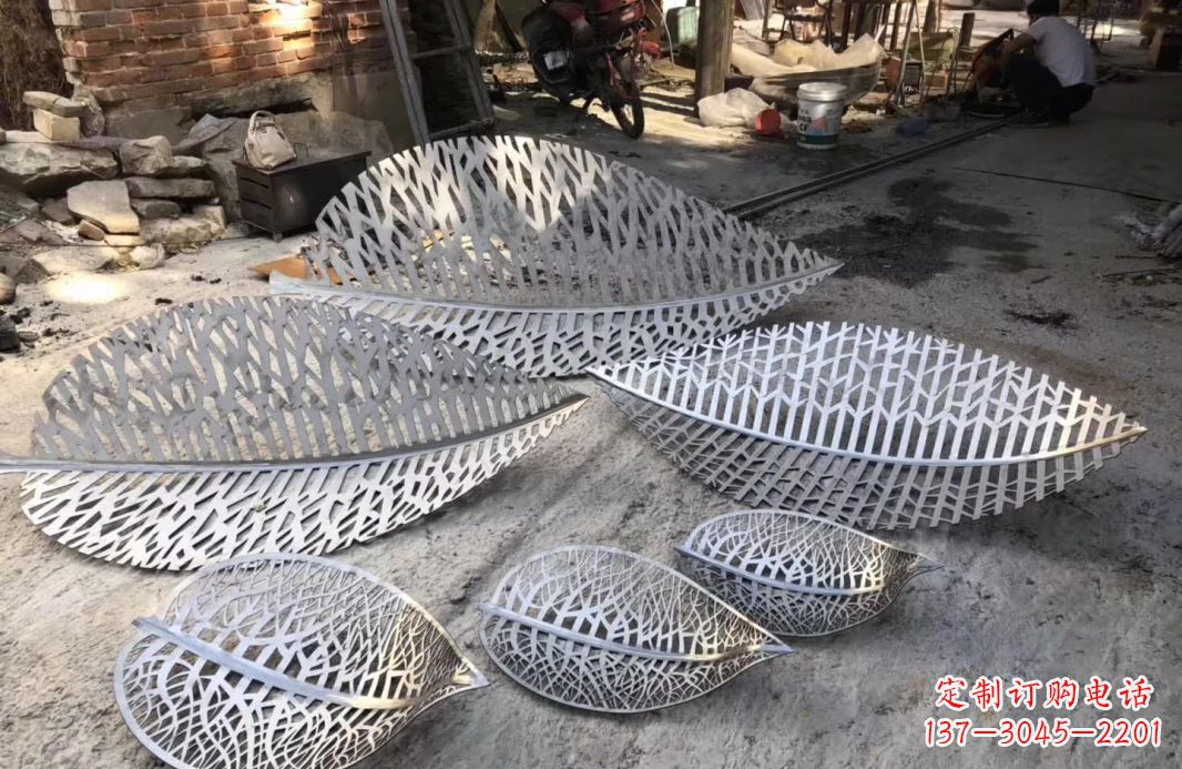 信阳不锈钢树叶雕塑美丽的自然之美