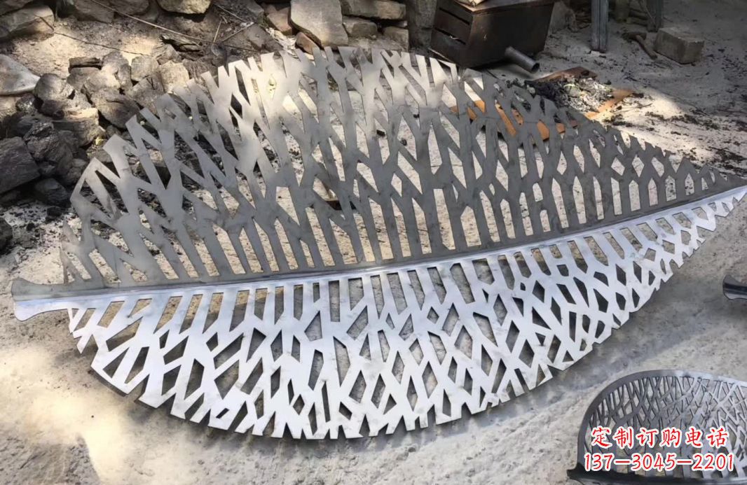 信阳不锈钢镂空树叶雕塑艺术的精美结合