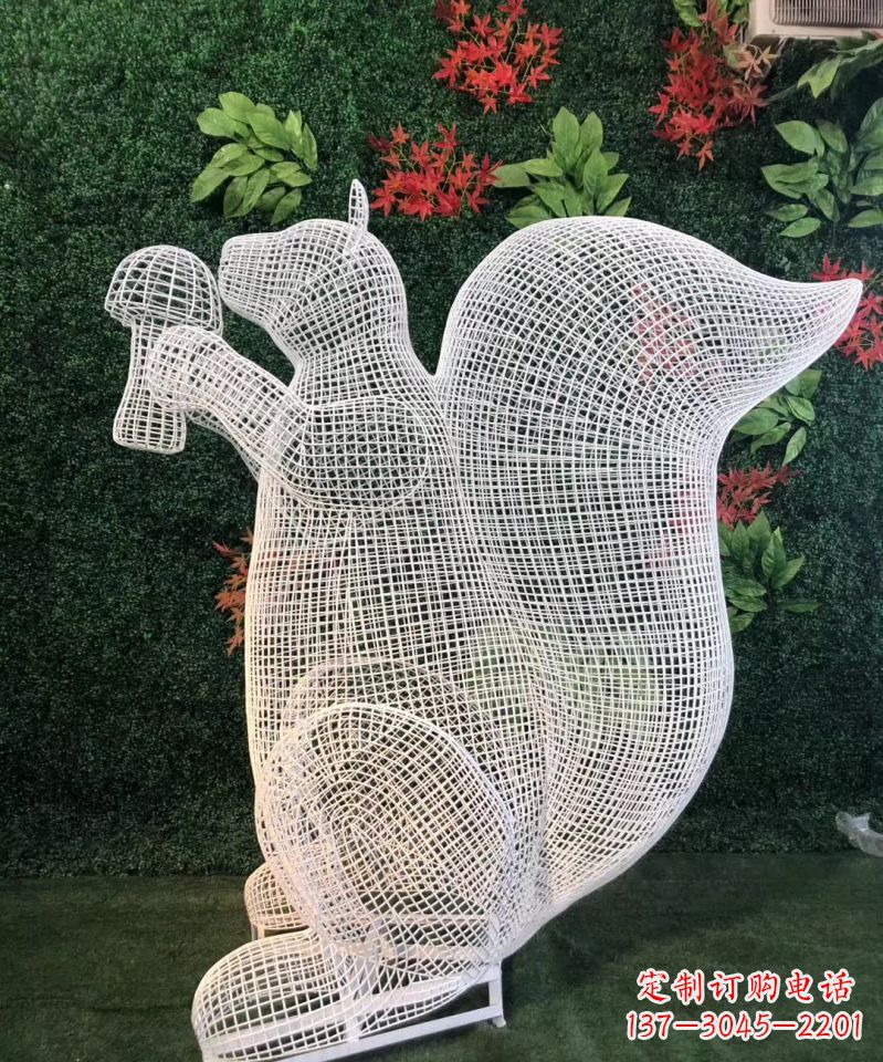 信阳不锈钢松鼠雕塑展现自然的美
