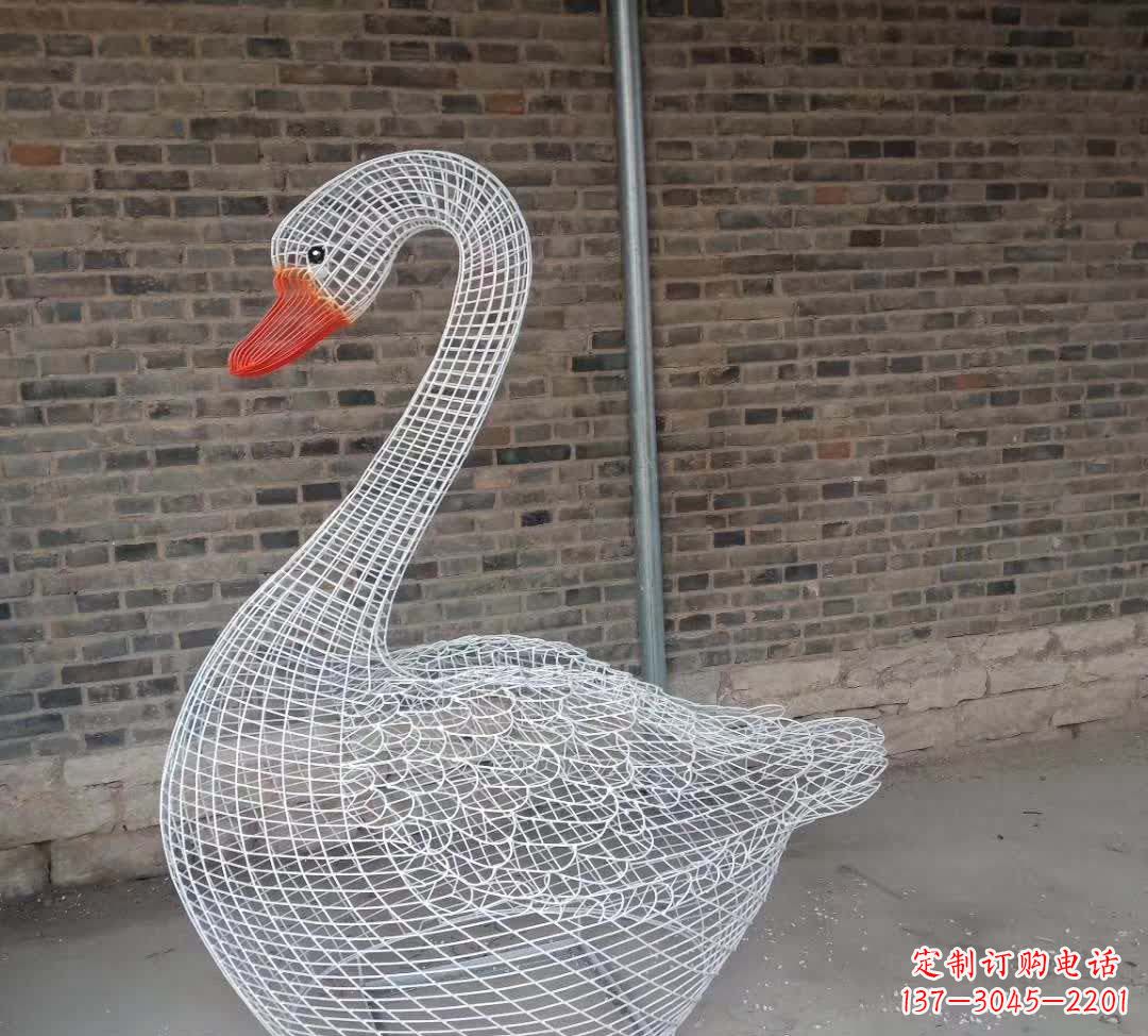 信阳不锈钢镂空天鹅雕塑精美而优雅