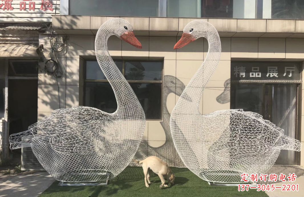 信阳不锈钢镂空天鹅雕塑给室外增添美感