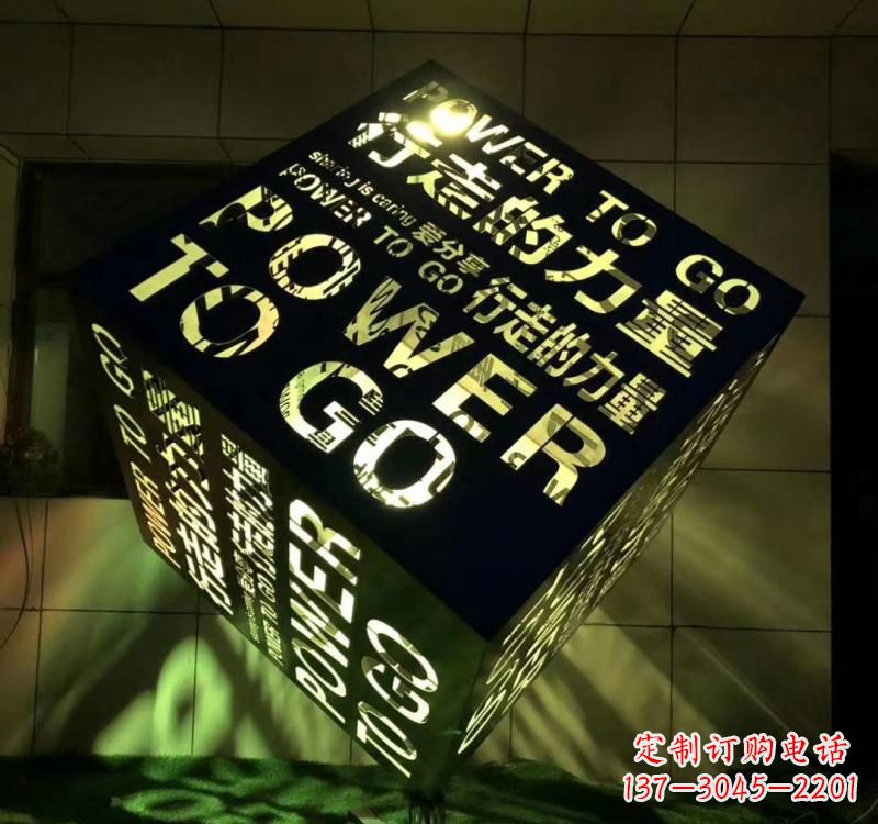 信阳不锈钢材质的魔方雕塑精致的艺术设计