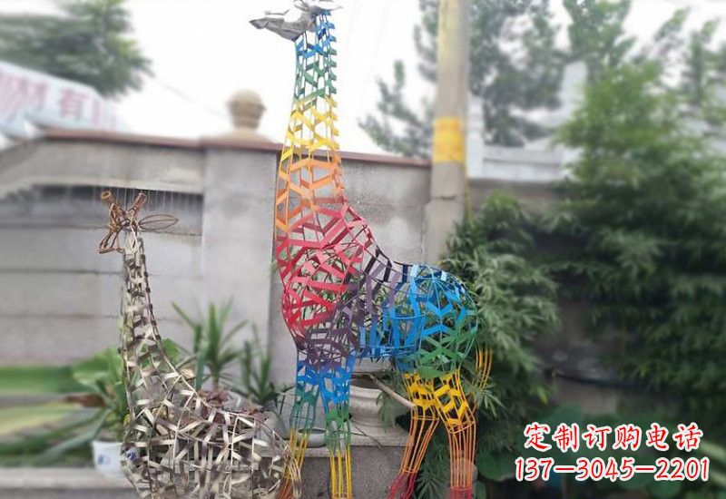 信阳长颈鹿雕塑优雅而古典的艺术