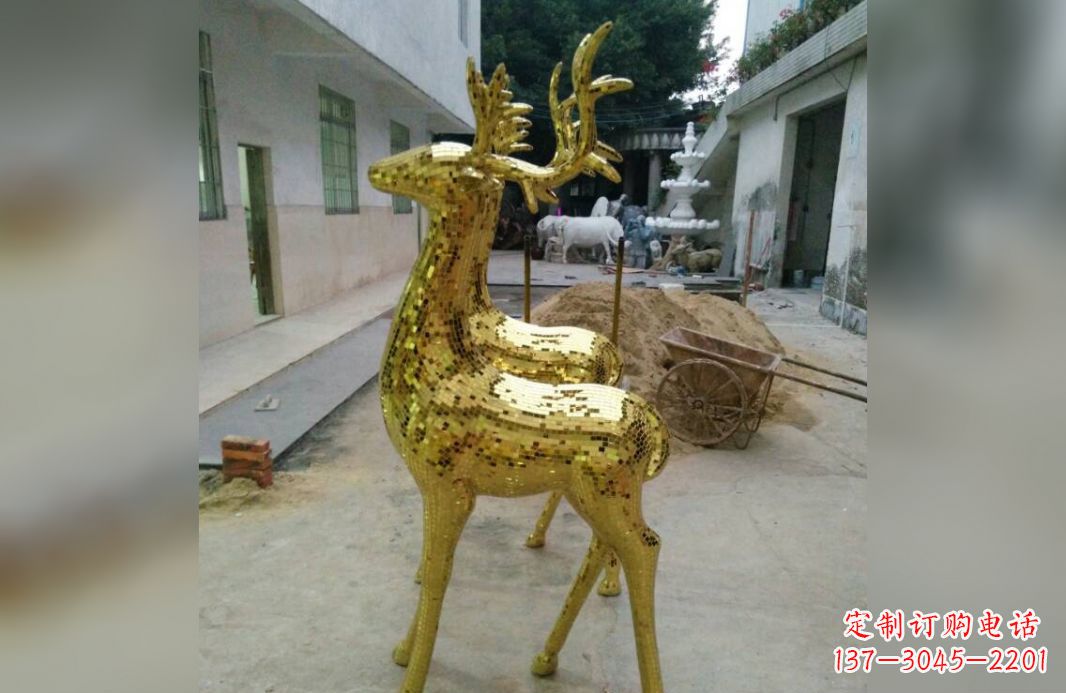 信阳不锈钢鹿公园的动物雕塑