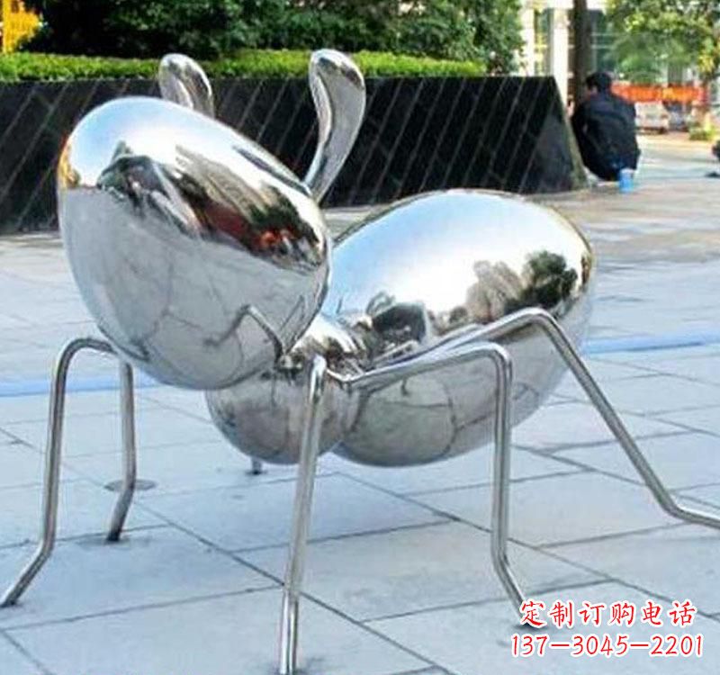 信阳不锈钢蚂蚁雕塑一座象征努力的艺术作品