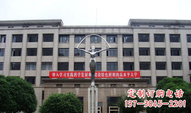 信阳纪念学生的不锈钢雕塑