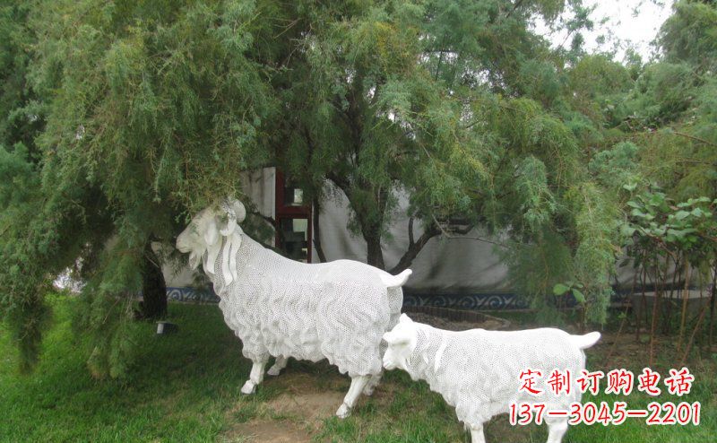 信阳不锈钢山羊雕塑静谧中的动态美
