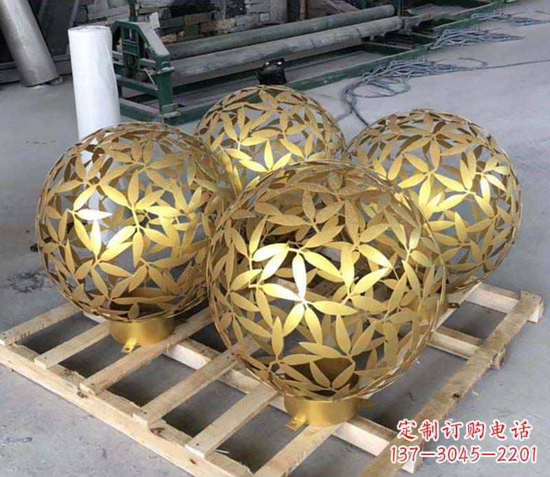 信阳不锈钢树叶镂空球的美妙景观