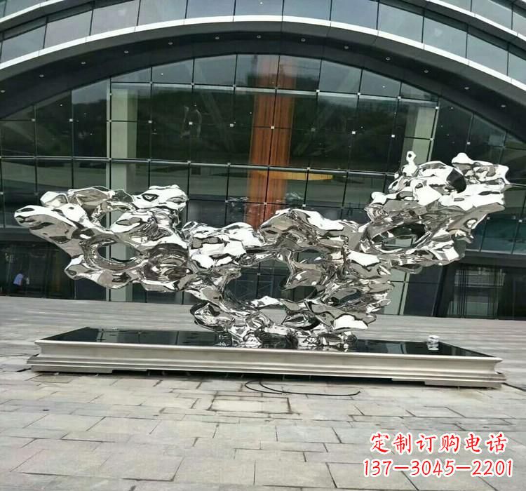信阳灵动的太湖石雕塑