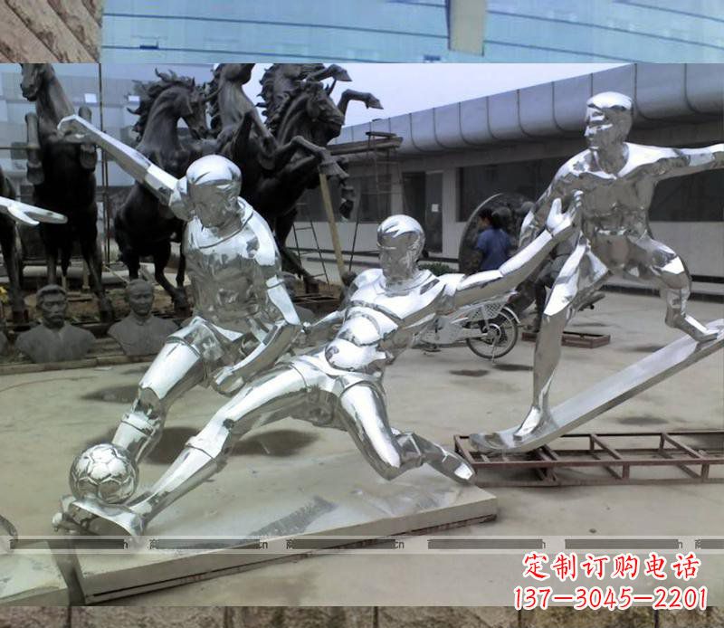 信阳玩足球的不锈钢雕塑