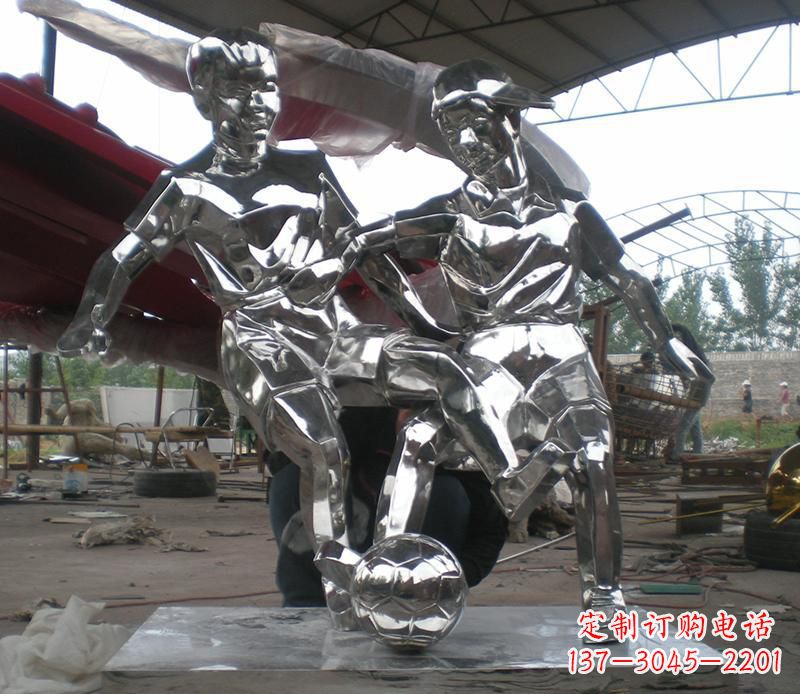 信阳展现足球精神的不锈钢雕塑