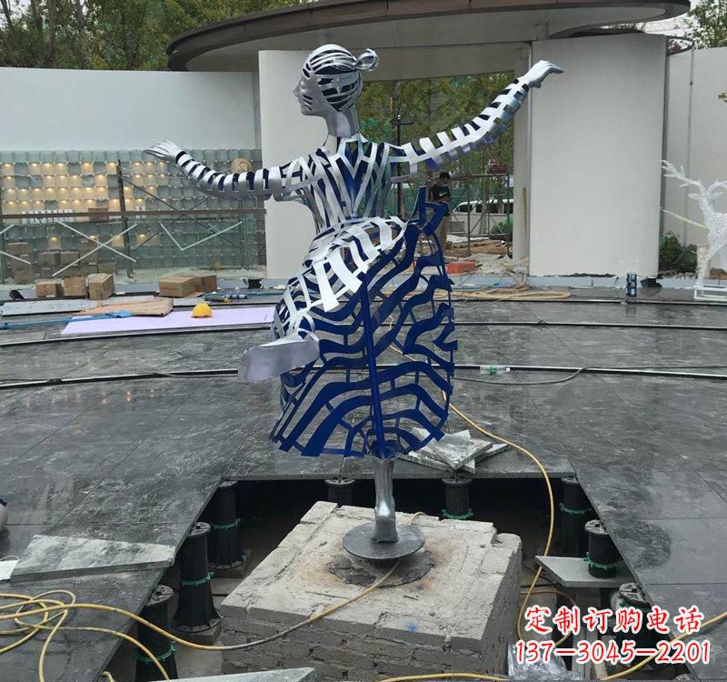 信阳不锈钢女孩——精美雕塑