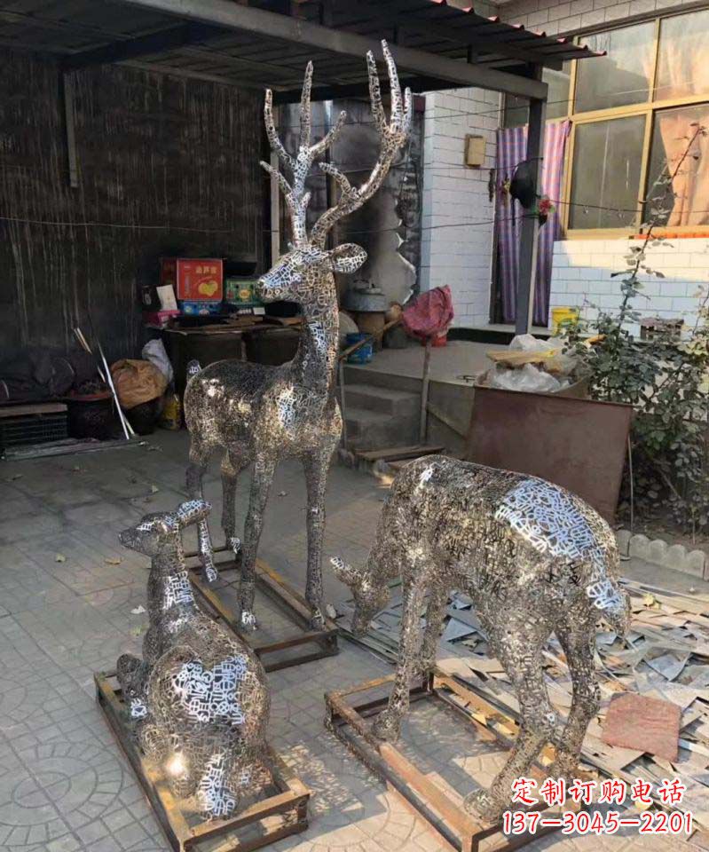 信阳不锈钢庭院里的梅花鹿雕塑