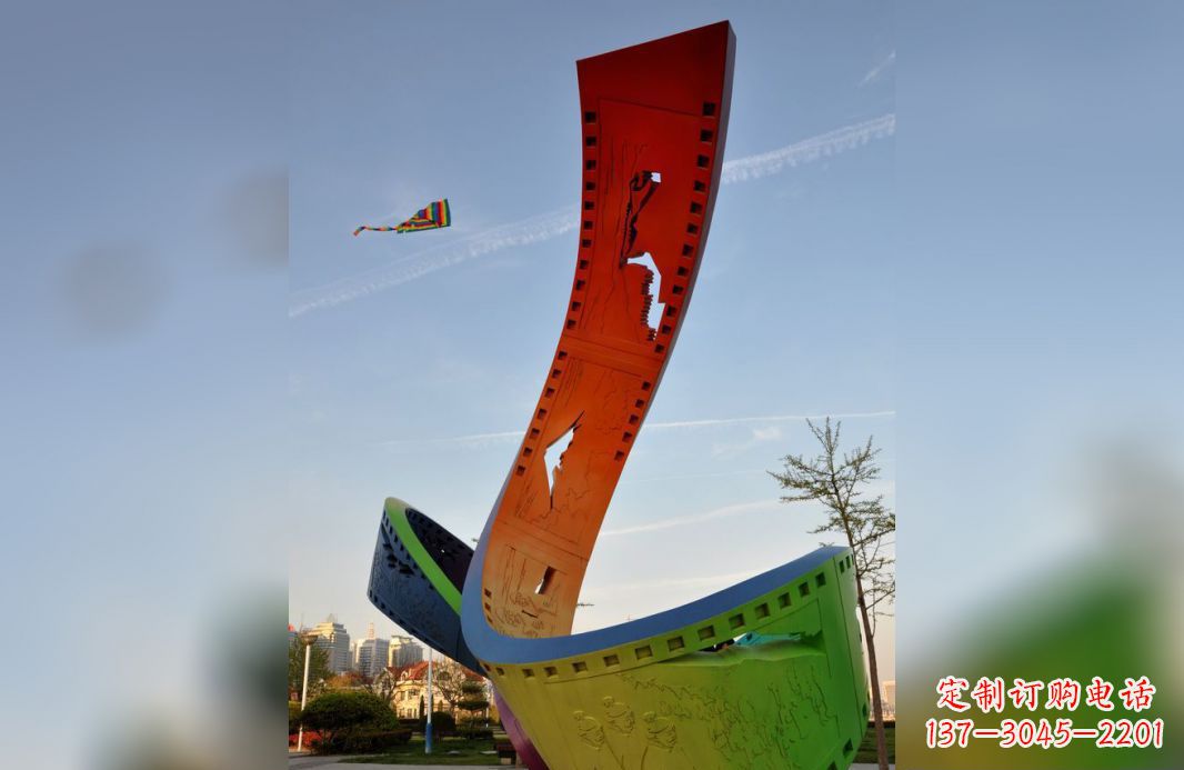 信阳不锈钢五彩胶卷广场雕塑——现代美学的象征