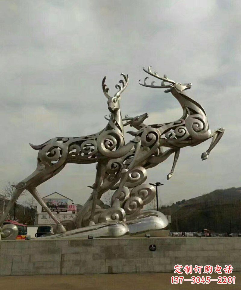 信阳梅花鹿雕塑——祥云梅花鹿广场的标志