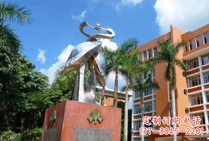 信阳不锈钢仙鹤雕塑美丽而神秘