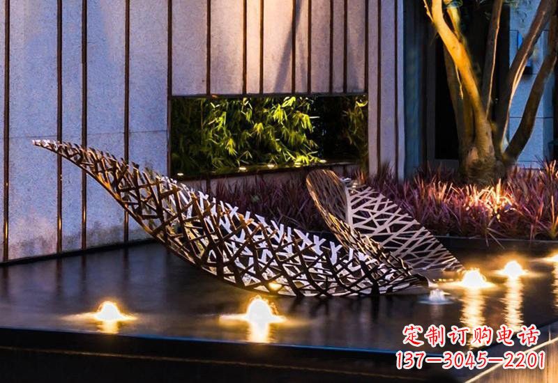信阳不锈钢小区镂空树叶雕塑给小区添彩