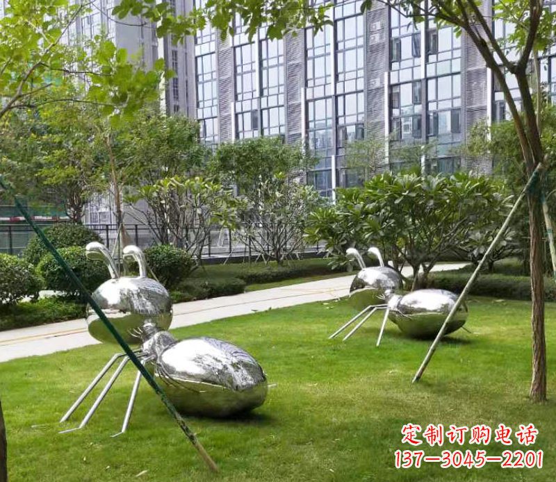 信阳不锈钢小区的蚂蚁雕塑