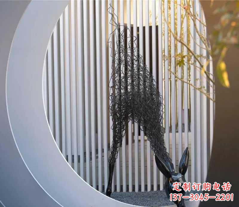 信阳不锈钢小区的长颈鹿雕塑