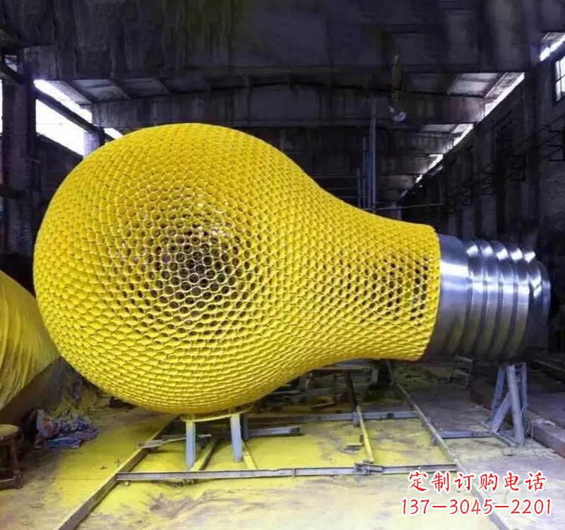 信阳不锈钢灯泡雕塑精美而又抢眼