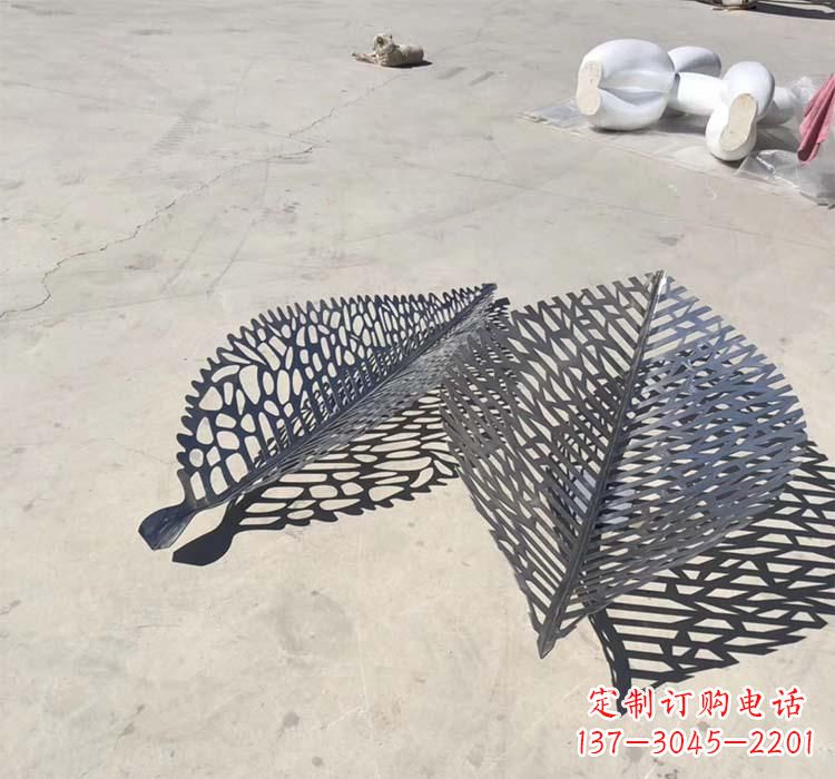 信阳不锈钢园林镂空树叶雕塑给空间增添美感