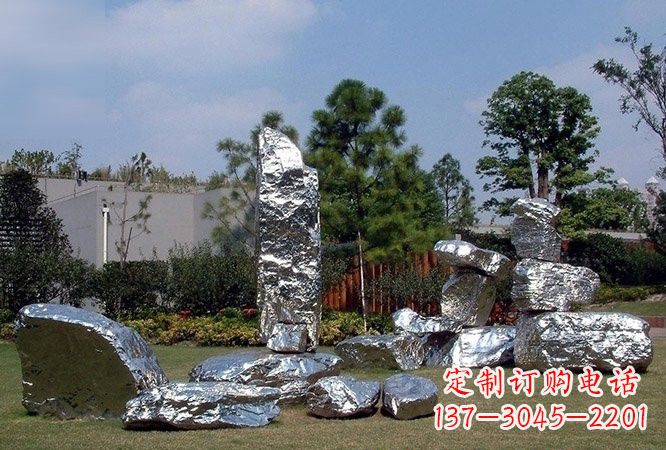信阳美丽的太湖石雕塑
